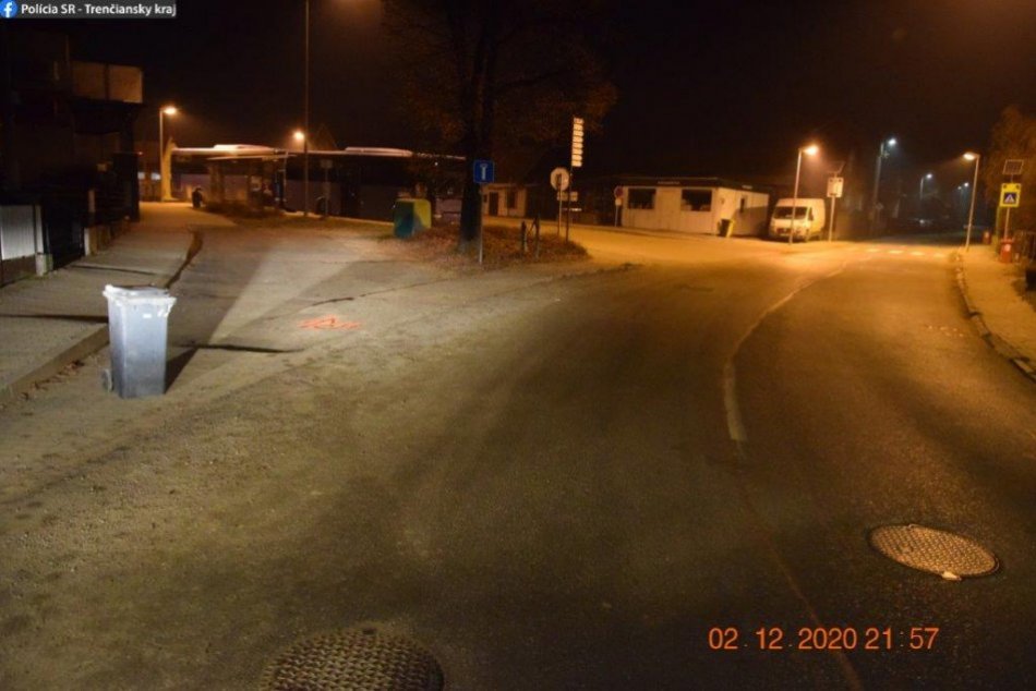FOTO: Popruh z idúceho kamióna v okrese Trenčín zranil chodkyňu a poškodil auto