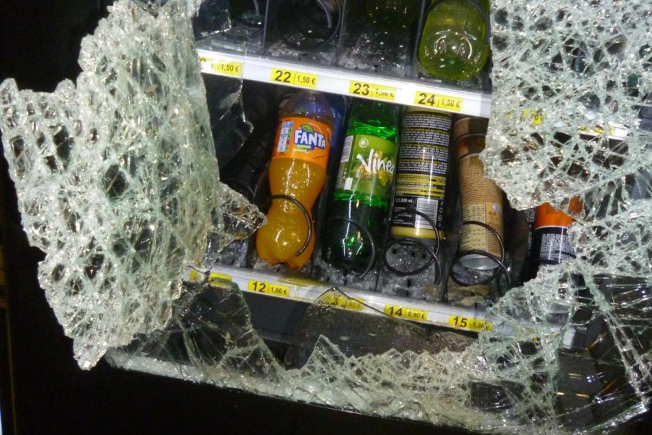 V OBRAZOCH: Muž vo Zvolene rozbil automat na bagety