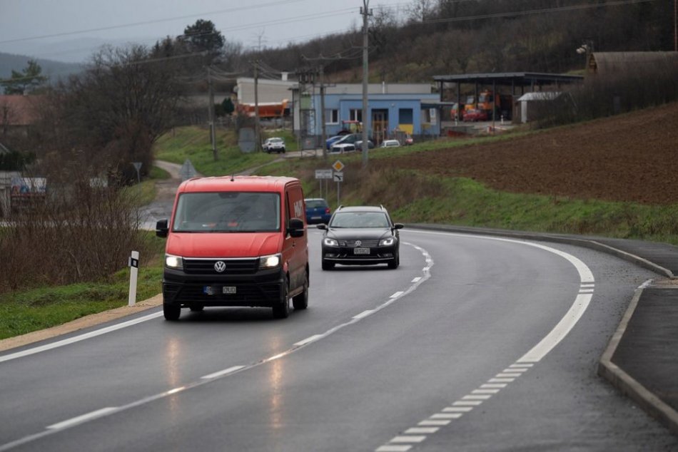 FOTO: Otvorili zrekonštruovanú cestu medzi Partizánskym a Hradišťom