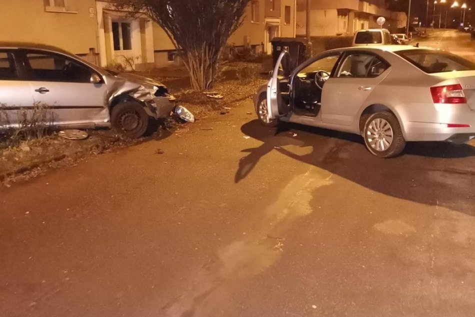 V OBRAZOCH: Opitý vodič v Bystrici zdemoloval stojace vozidlá