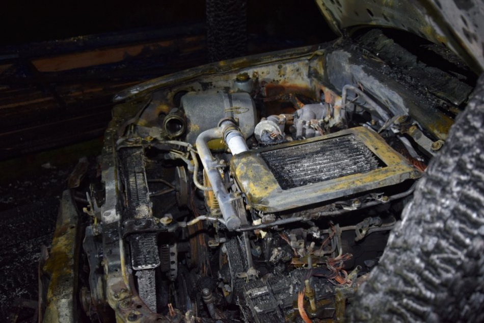 V OBRAZOCH: Pri požiari v Brezne zhoreli dve autá