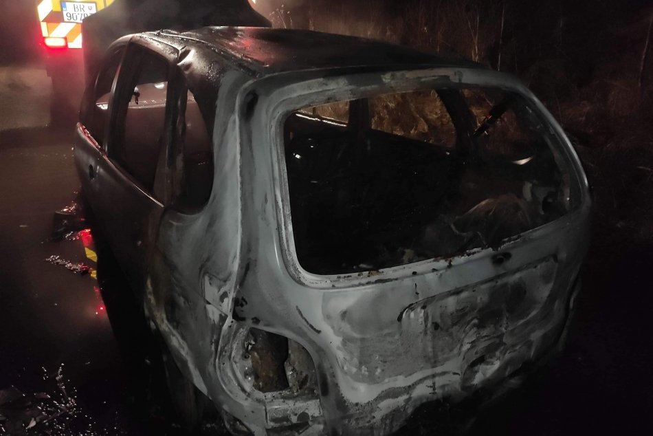 V OBRAZOCH: Na Horehroní zhorelo auto do tla, vodič bol opitý