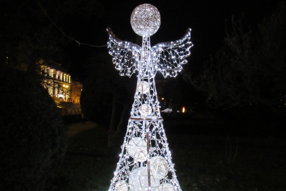 Obrazom: V centre Prešova máme po novom aj vianočného anjela