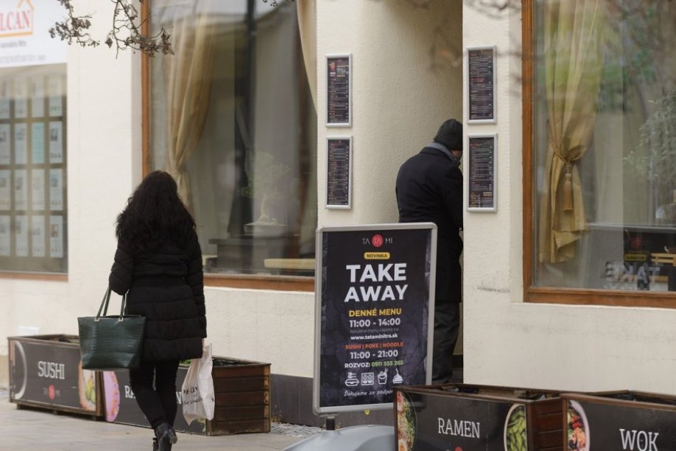 Terasy podnikov v Nitre sa zatvorili: Predávajú cez okienko, FOTO