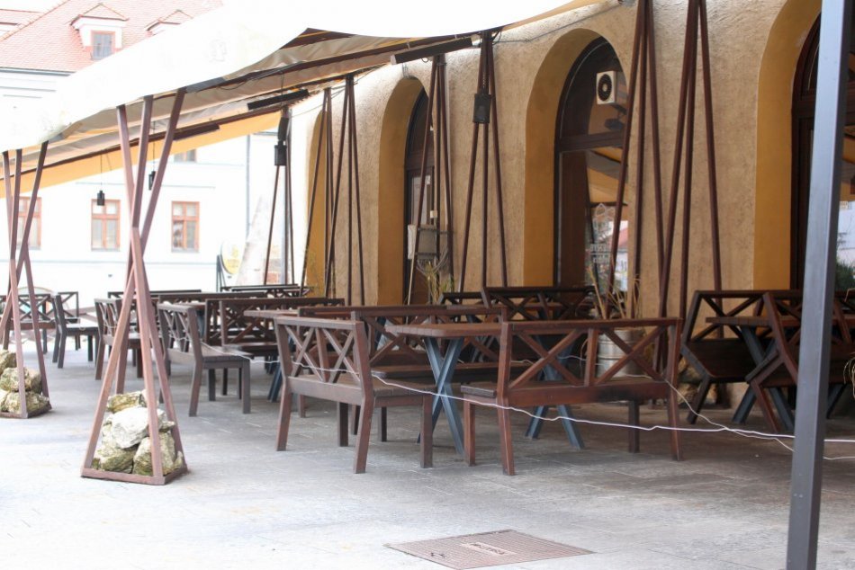 V OBRAZOCH: Terasy pred bystrickými reštauráciami zívajú prázdnotou