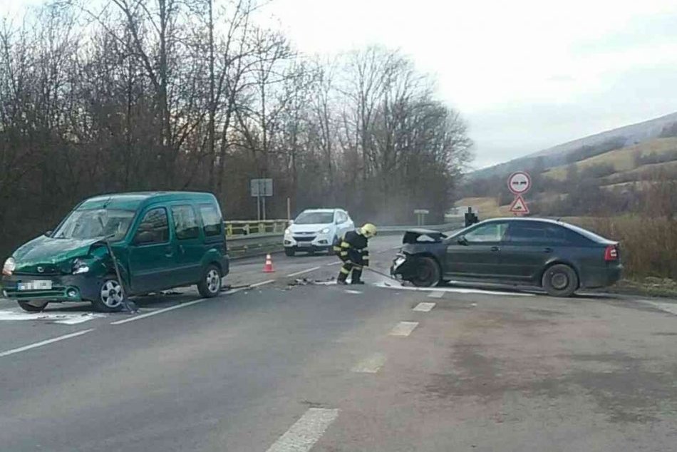 OBRAZOM: Dopravná nehoda pri obci Dohňany, jeden zranený
