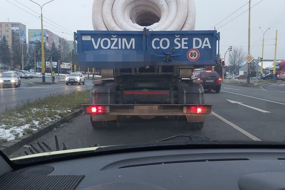 Obrazom: Nákladiak v Prešove zaujal s vtipným nápisom