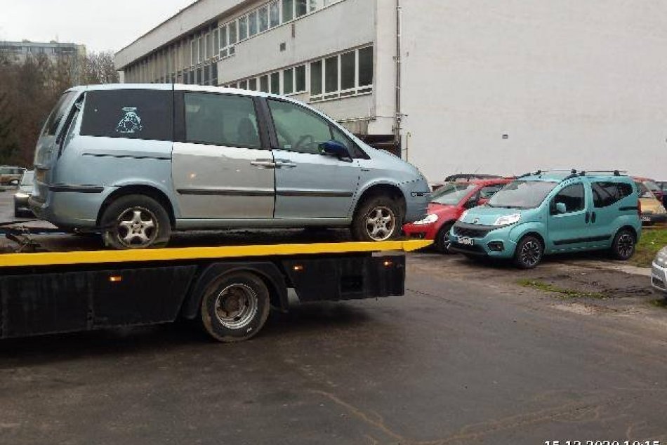 V OBRAZOCH: Odstraňovanie dlhodobo stojacich vozidiel v Bystrici