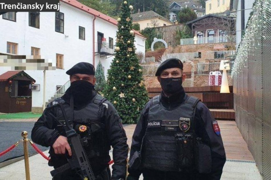 FOTO: Policajti počas dennej služby kontrolovali centrum mesta Trenčín
