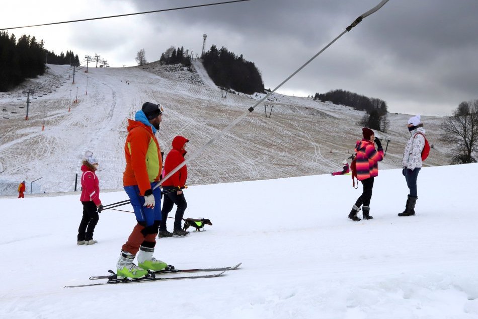 V OBRAZOCH: Ľudí láka lyžovanie na Záhradišti na Donovaloch