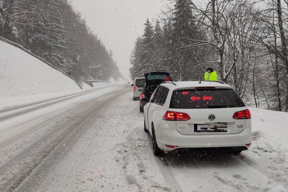 V OBRAZOCH: Sneženie na Donovaloch a Šturci komplikuje dopravu