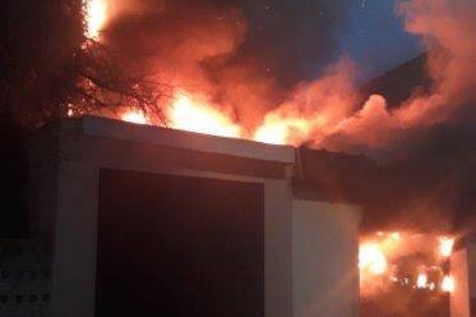 V OBRAZOCH: Nočný požiar na zvolenskej ulici