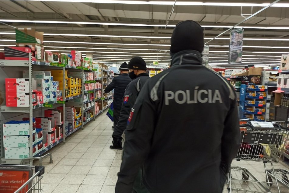 FOTO: Trenčianski policajti kontrolujú dodržiavanie protipandemických opatrení