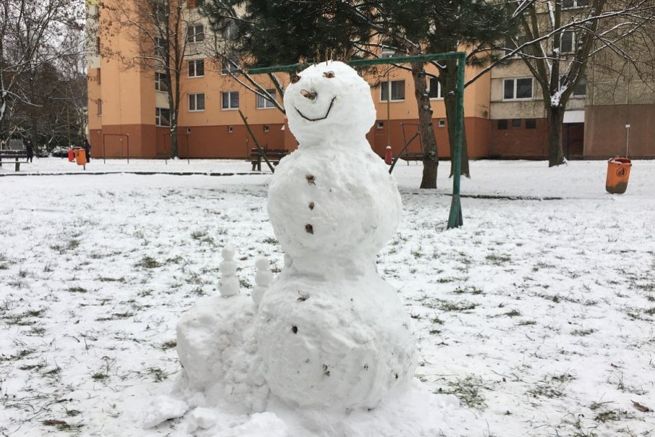 FOTO: Perinbaba v Považskej Bystrici priniesla sánkovačku aj prvých snehuliakov