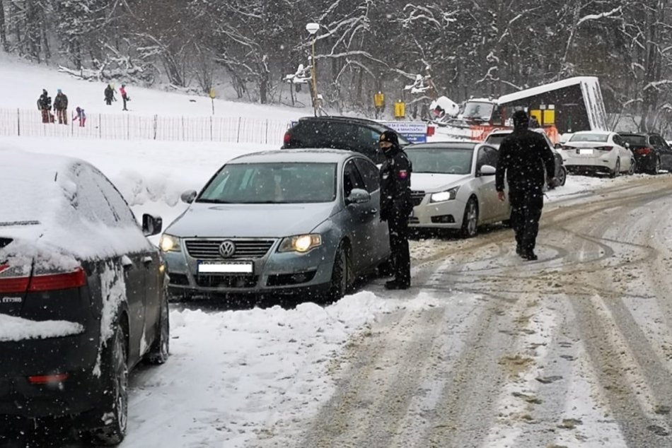 OBRAZOM: Policajná kontrola pri lyžiarskom stredisku Čertov