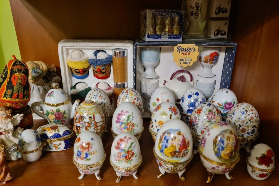 V OBRAZOCH: Bystričan Robert má úchvatnú zbierku kalíškov na vajíčka