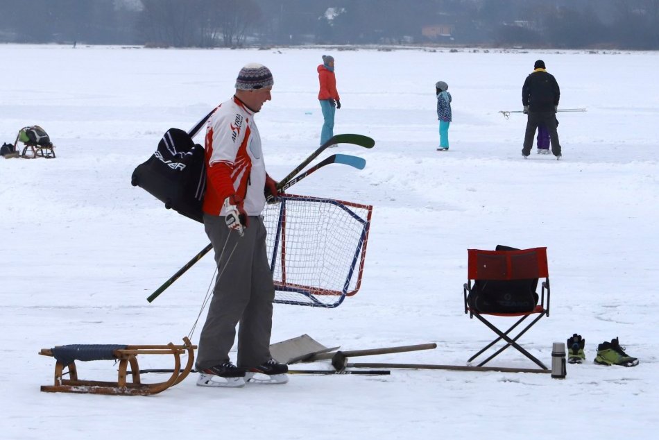 V OBRAZOCH: Ľudia sa korčuľujú a hrajú hokej na zamrznutej vodnej nádrži Môťová