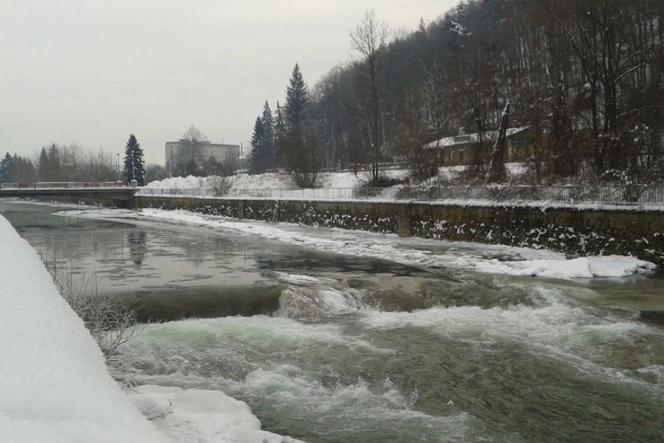V OBRAZOCH: Mrazy pred rokmi vytvorili na Hrone v Bystrici vodopád