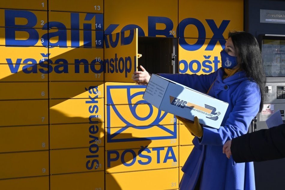 FOTO: Slovenská pošta spustila prevádzku prvého balíkovoboxu v Púchove