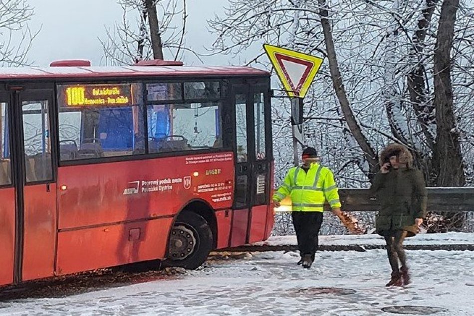 OBRAZOM: Nehoda autobusu považskobystrickej MHD na Rozkvete