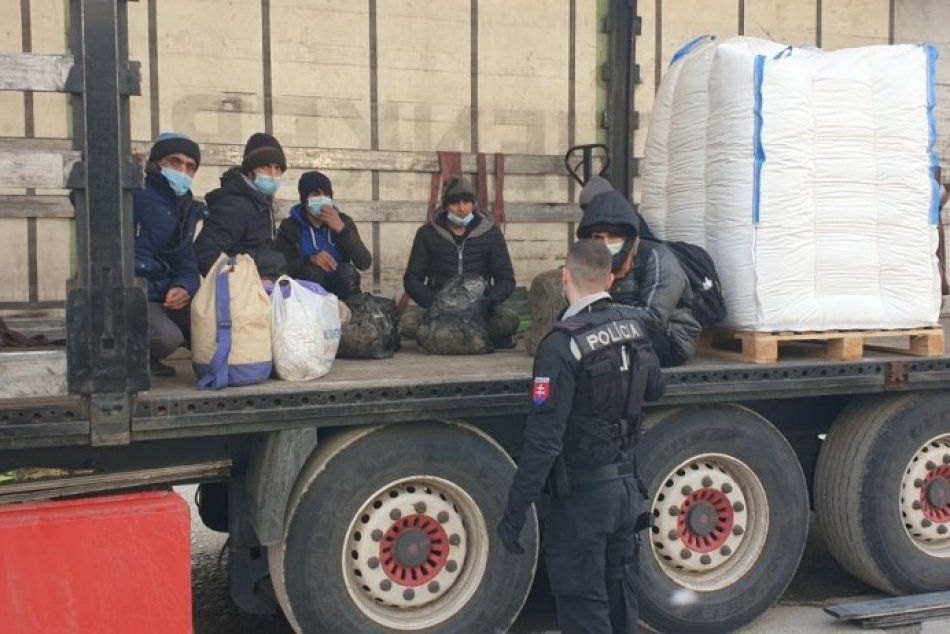 Nečakané prekvapenie: V návese kamiónu sa ukrývala skupina cudzincov