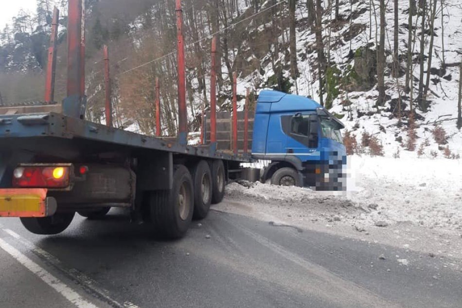 V OBRAZOCH: Skrížený kamión zablokoval cestu na Donovaly