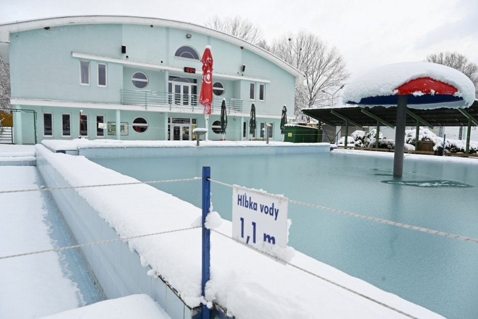 OBRAZOM: Termálne kúpalisko Chalmová v obci Bystričany počas zimy