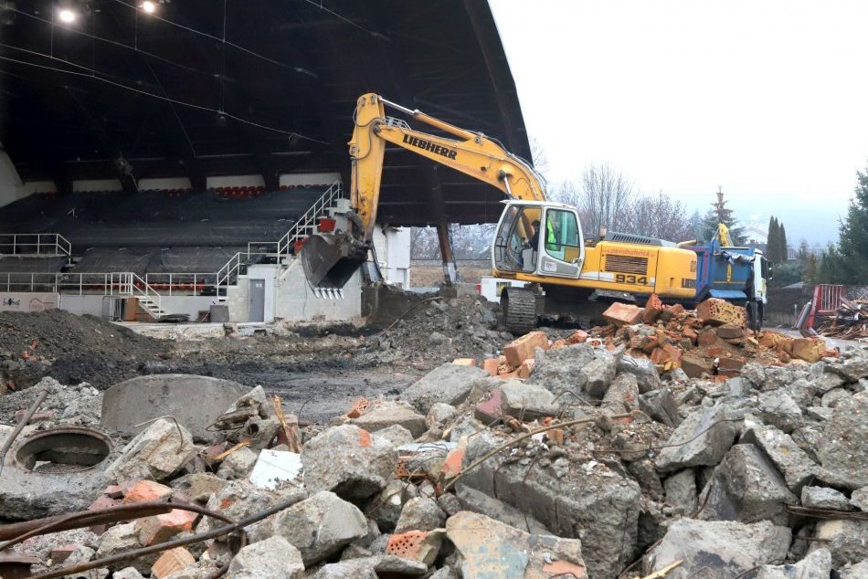 V OBRAZOCH: Rekonštrukcia zimného štadióna v Banskej Bystrici je v plnom prúde