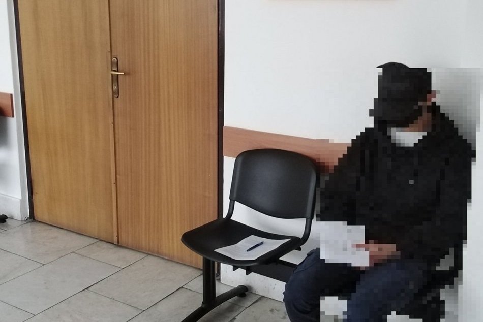 FOTO: Polícia vypátrala mladíka z Handlovej, ktorého odviezli na súd v Trenčíne