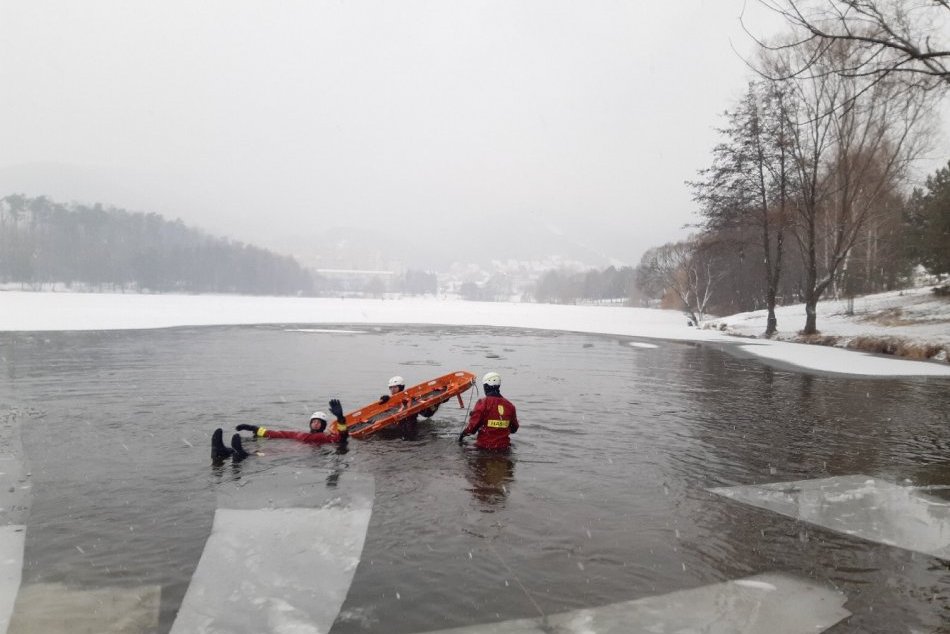 FOTO: Prievidzskí hasiči cvičili záchranu osoby zo zamrznutého jazera