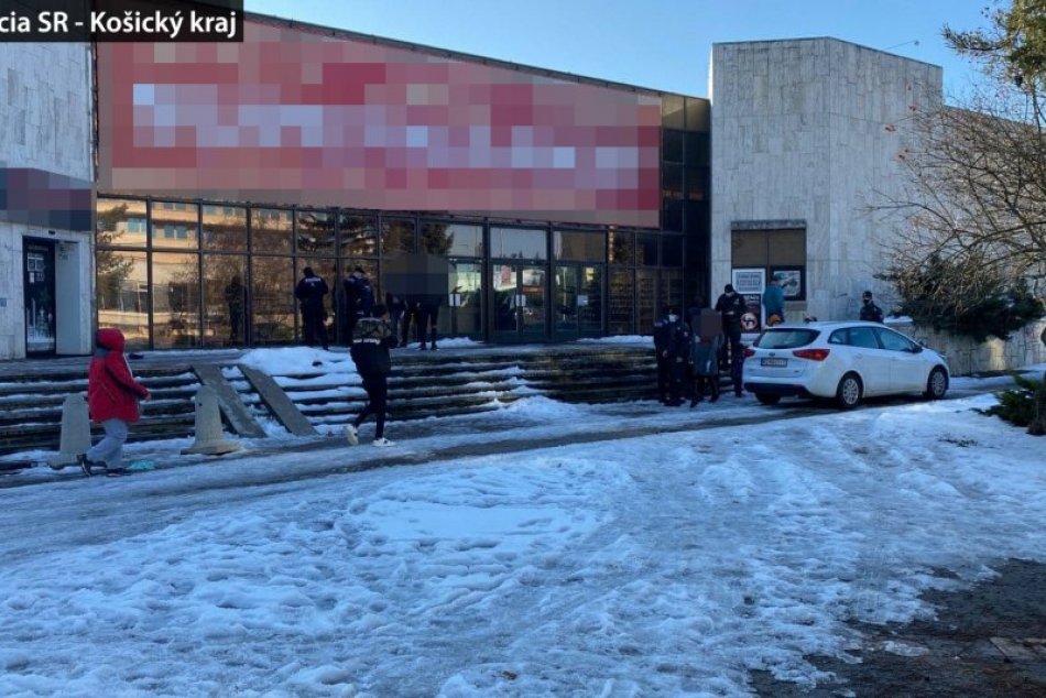 Policajti odhalili otvorené obchody v Spišskej