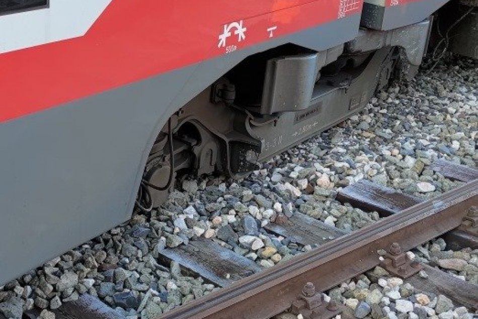 V OBRAZOCH: Zábery vykoľajeného vlaku v Brezne