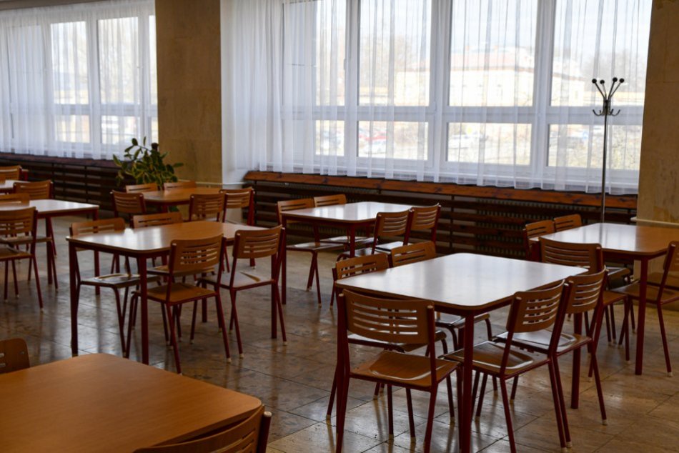 OBRAZOM: Študenti Gymnázia Ľudovíta Štúra v Trenčíne majú vynovenú jedáleň