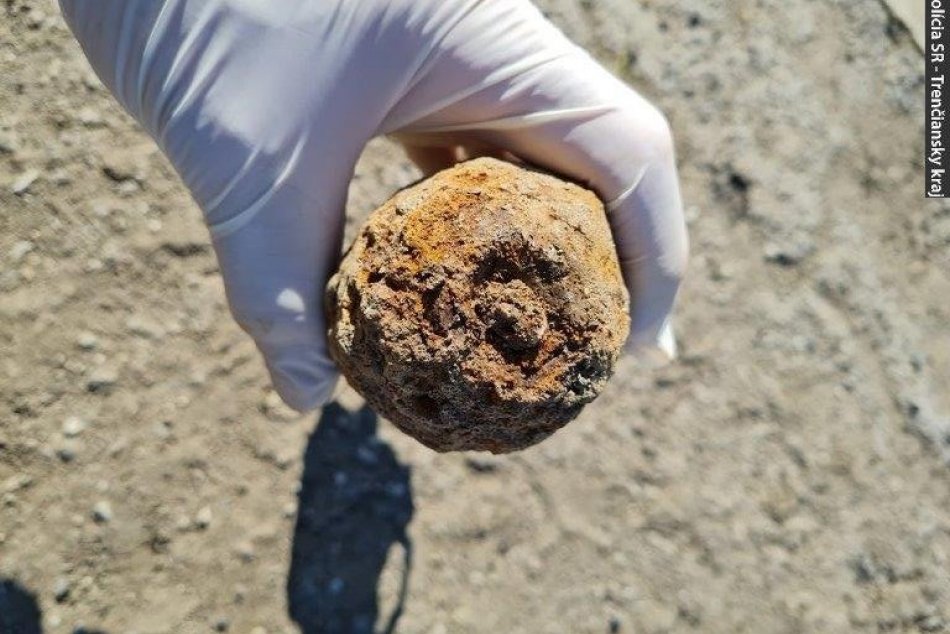 FOTO: Pri výkopových prácach v Skačanoch našiel muž delostreleckú mínu
