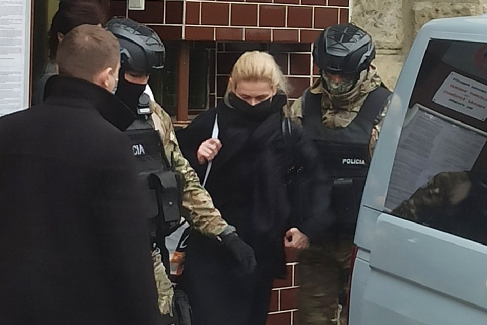 FOTO: Moniku Jankovskú pustili z väzenskej nemocnice v Trenčíne a opäť zadržali