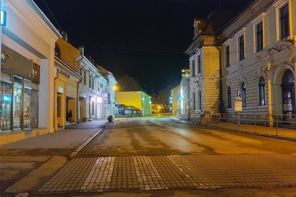 Obrazom: Prázdne ulice Rožňavy, zákaz vychádzania po 20:00 hod.