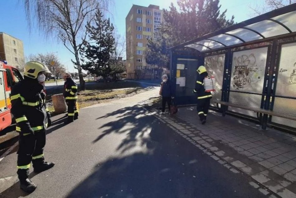 V OBRAZOCH: Dobrovoľní hasiči v Lučenci dezinfikovali miesta so zvýšeným pohybom