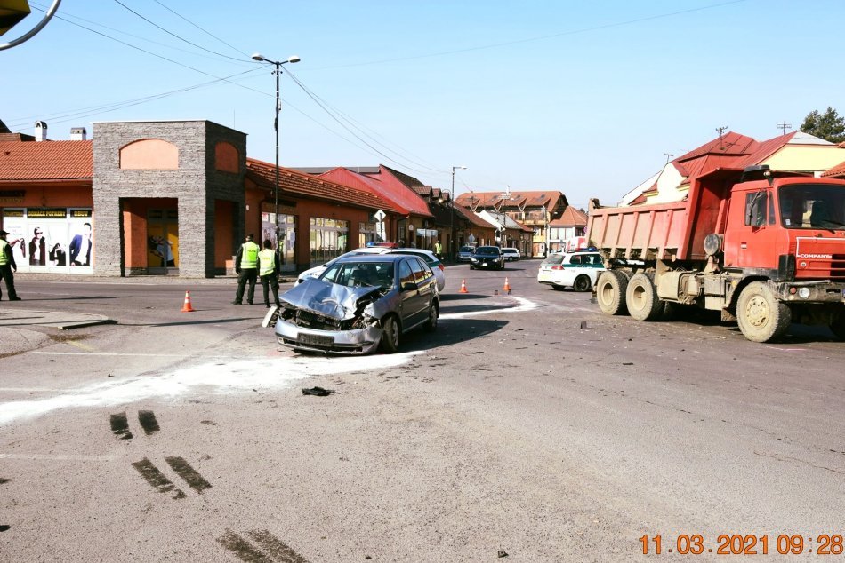 V OBRAZOCH: V centre Fiľakova došlo k vážnej nehode