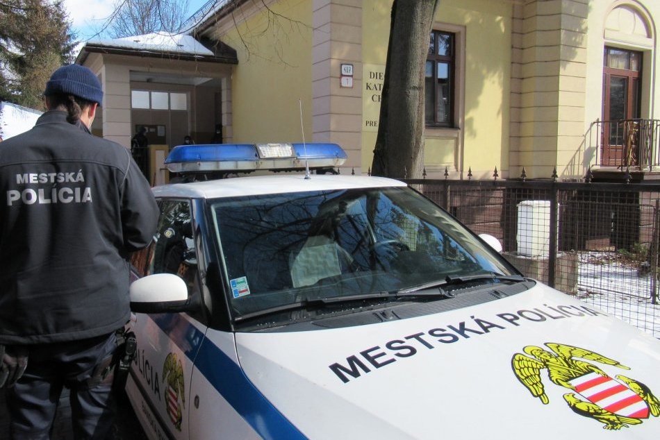 V OBRAZOCH: Mestskí policajti v Bystrici kontrolujú dodržiavanie opatrení