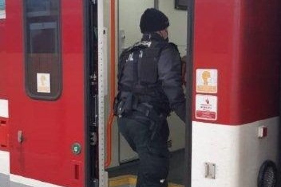 FOTO: Policajná kontrola vo vlakoch v Trenčíne