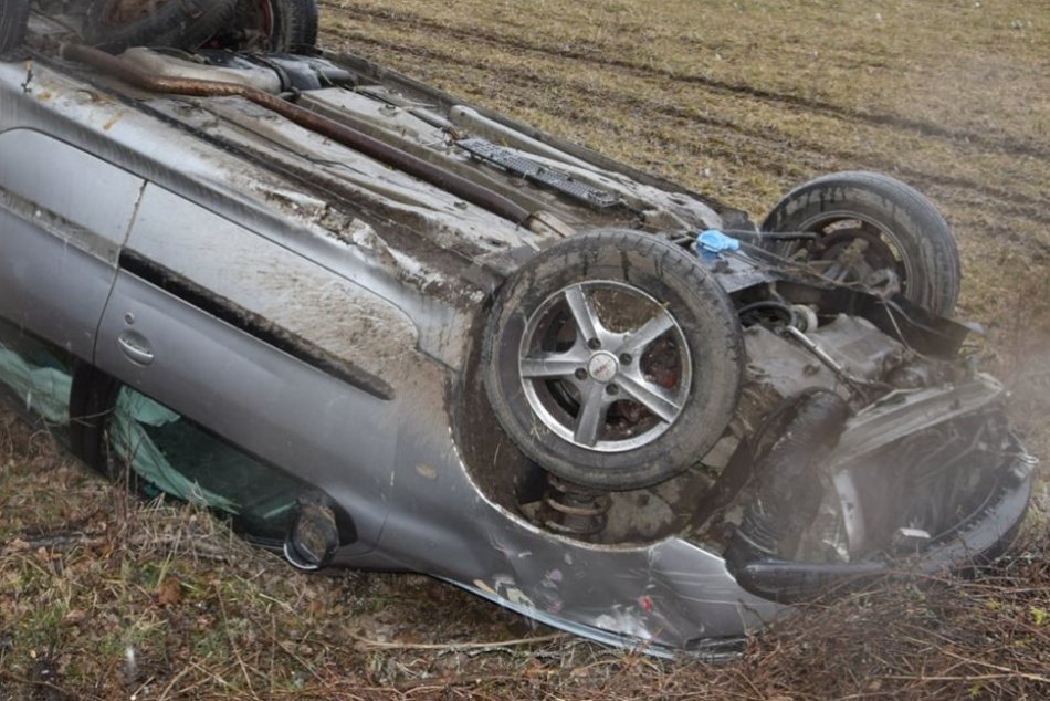 FOTO: Nehoda na Považí, opitý vodič prevrátil auto na strechu a zranil sa