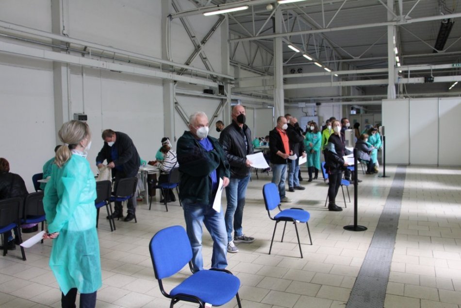 OBRAZOM: Druhý víkend očkovania v krajskom vakcinačnom centre v Trenčíne