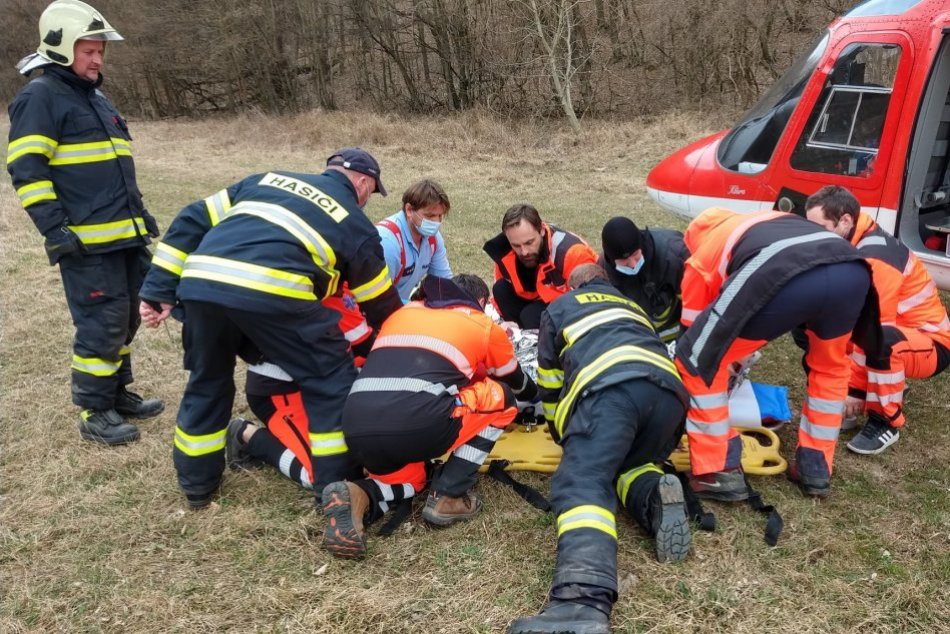 FOTO: Ťažšie zranená žena po prevrátenom terénnom aute v obci Krivosúd – Bodovka