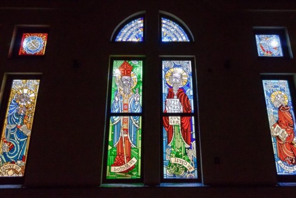 Okná kaplnky v Kňazskom seminári sv. Gorazda zdobia nové vitráže