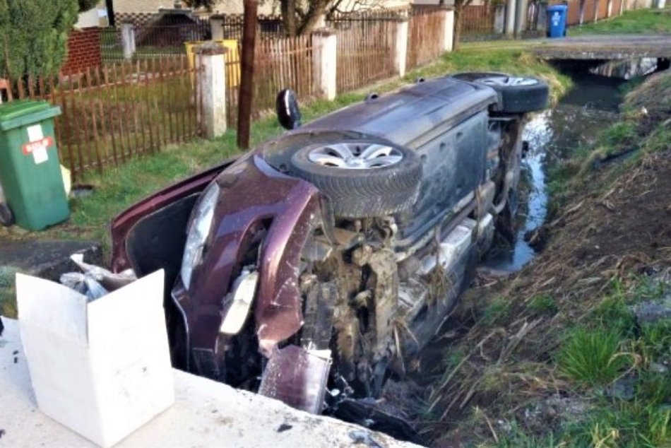 OBRAZOM: Dopravná nehoda v Beluši, auto skončilo v potoku