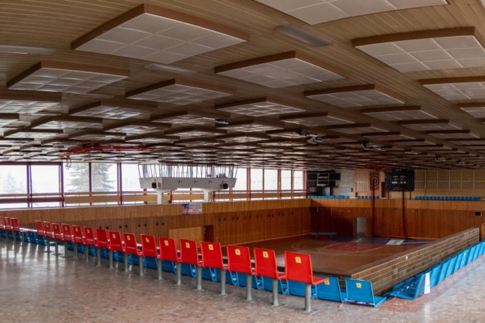 Obrazom: Začala sa rekonštrukcia športovej haly v Bardejove