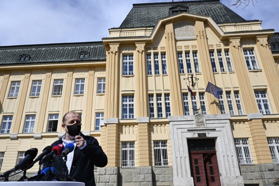 FOTO: Primátor Richard Rybníček počas brífingu pred Krajským súdom v Trenčíne