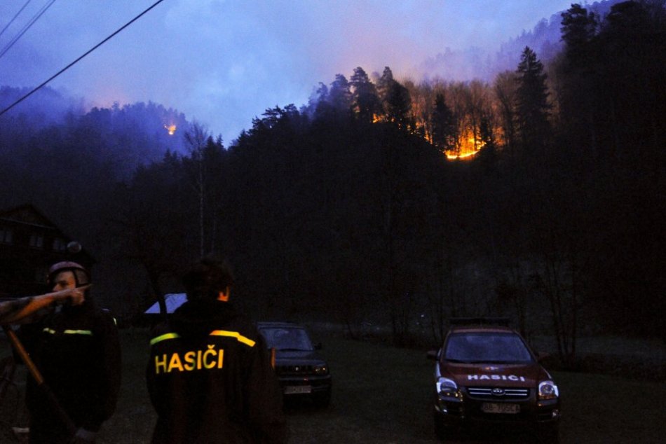 V OBRAZOCH: Pred 10 rokmi vypukol pri Bystrici veľký lesný požiar
