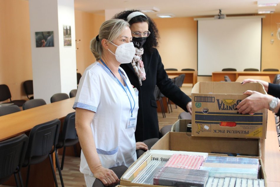 Obrazom: Zdravotníkom v prešovskej nemocnici odovzdali knihy