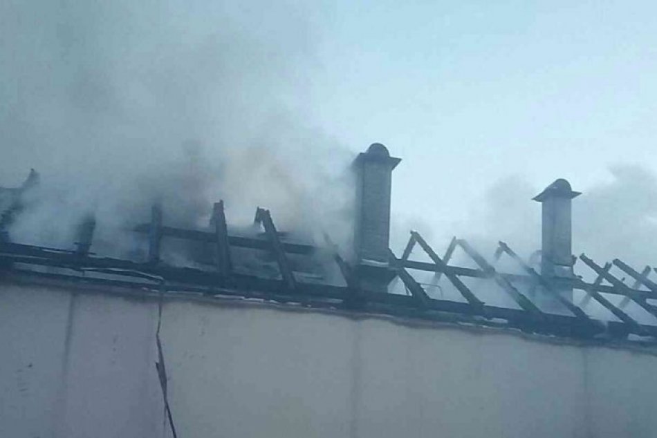 V OBRAZOCH: Pri požiari rodinného domu na Horehroní zasahovalo 20 hasičov